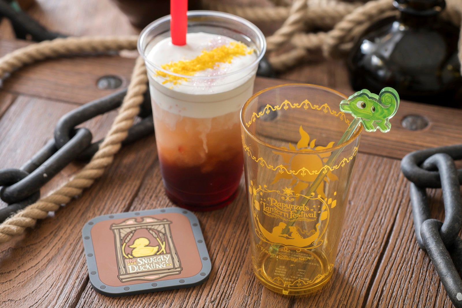 ラプンツェルのマジカルミルクティー\800／スーベニアタンブラーセット（プラス￥1,400（C）Disney