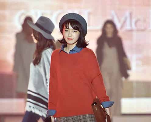 飯豊まりえ、ミニスカコーデで色白美脚を披露 ステージに歓声響く<関コレ2015A/W>