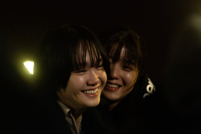 尾碕真花、工藤美桜「コールミー・バイ・ノーネーム」オフショット（提供写真）