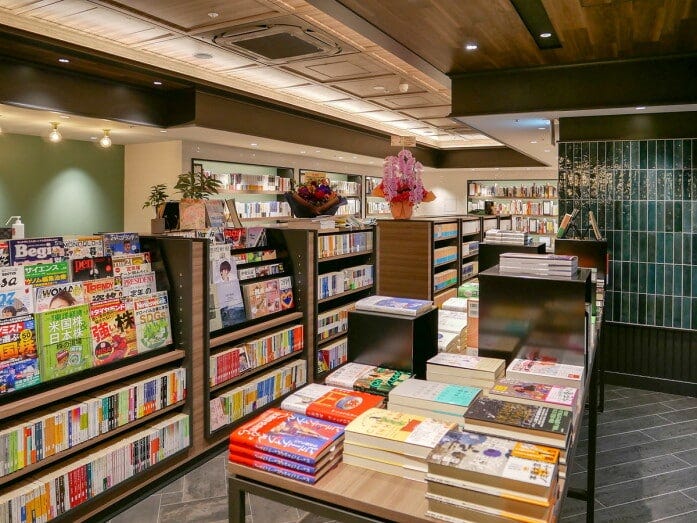 ブックコーナーには有隣堂の選書チームが厳選した、学生におすすめの本が並びます