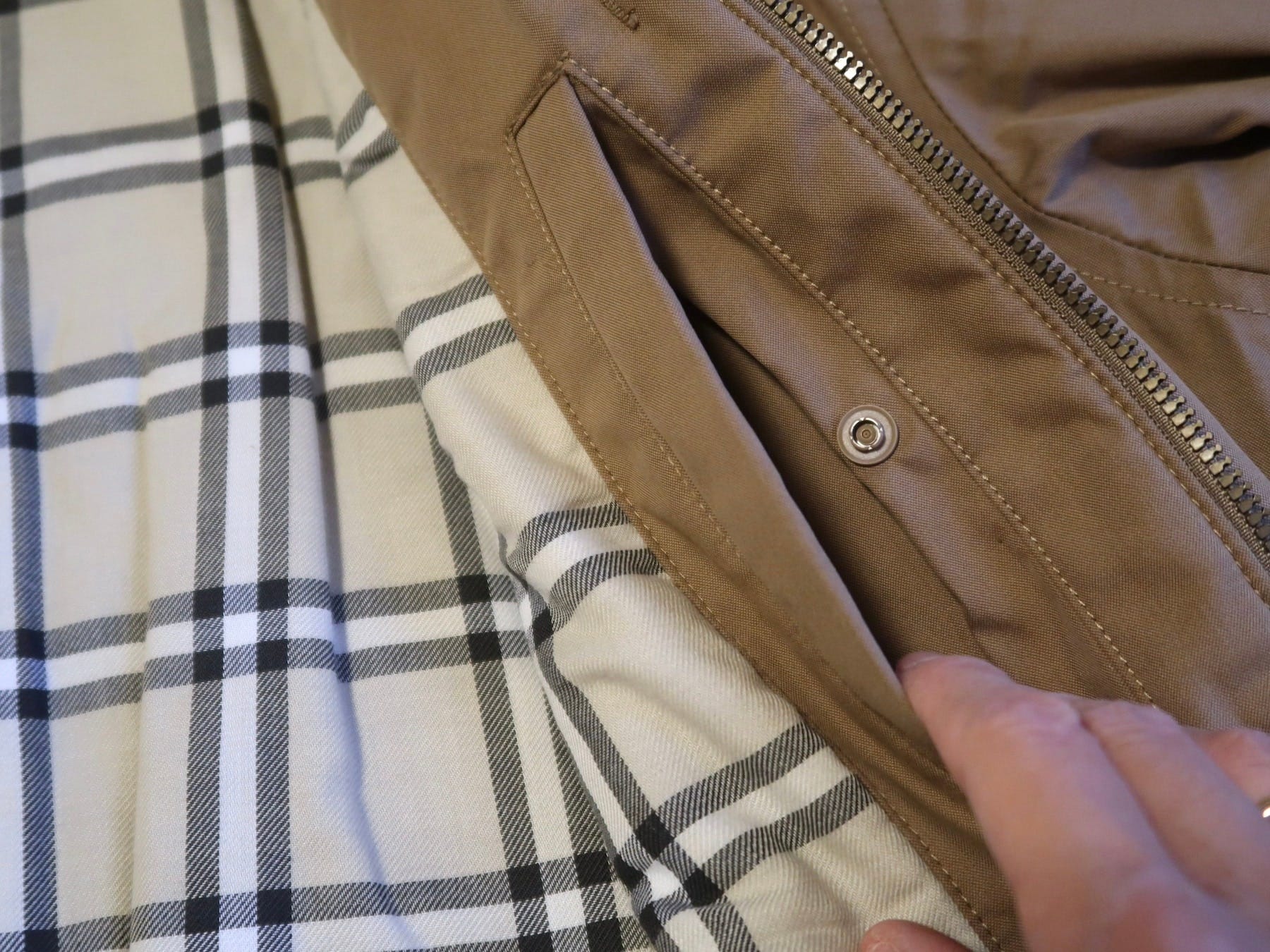 内側にはスマホも入るほどの大きめポケットも！ 