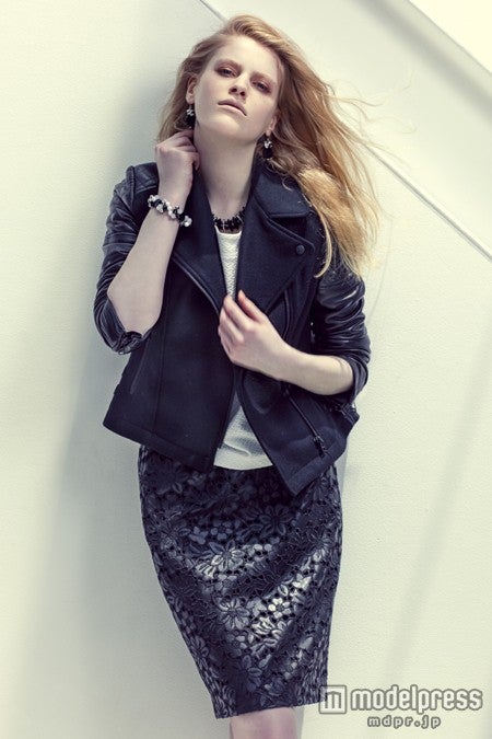 ライダースジャケットのタフさが女性らしい花柄のスカートを引き立てる