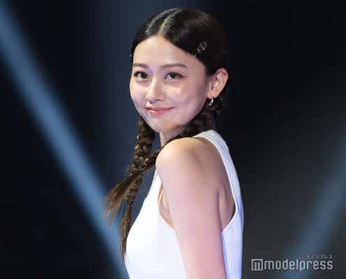 みとゆな、バルーンスカートから美脚披露 色白素肌が眩しい【沖縄コレクション2024】