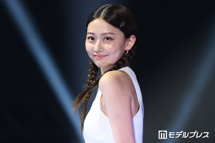 みとゆな、バルーンスカートから美脚披露 色白素肌が眩しい【沖縄コレクション2024】