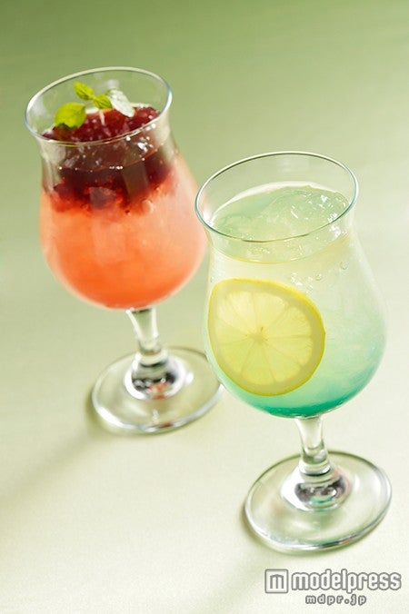 （写真左から）“アナとエルサのフローズンファンタジー”スペシャルノンアルコールカクテル～アナ～、“アナとエルサのフローズンファンタジー”スペシャルノンアルコールカクテル～エルサ～（C）Disney