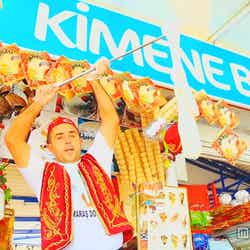 アイスをなかなか渡してくれないパフォーマンスが楽しいトルコアイス約230円/画像提供:TBS