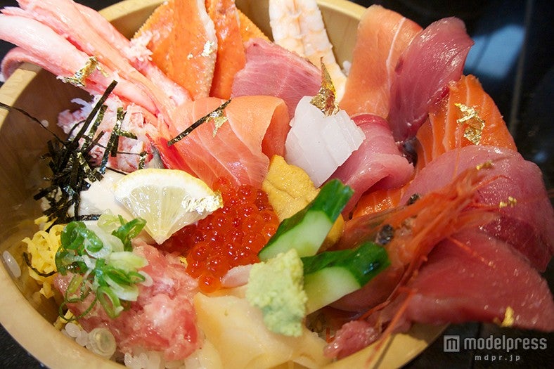 「海鮮どん屋」の名物「百万石桶ちらし」