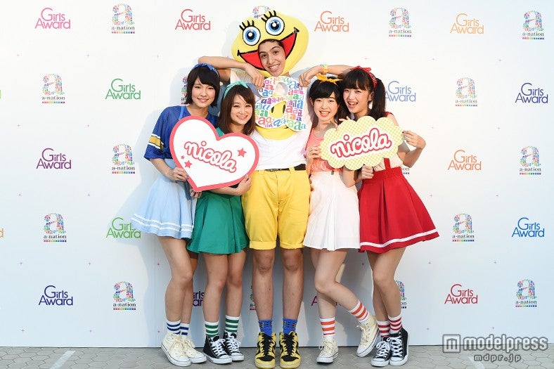 けみお＆アミーガチュ（左より）清水せれな、永井美夕、けみお、寺門いずみ、佐藤優津季