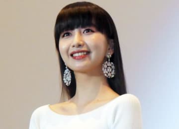 ほっそ！Cocomi 「今年は脚を出していく」宣言通り、超ミニ＆ブーツで海へ ロングヘアなびかせ笑顔