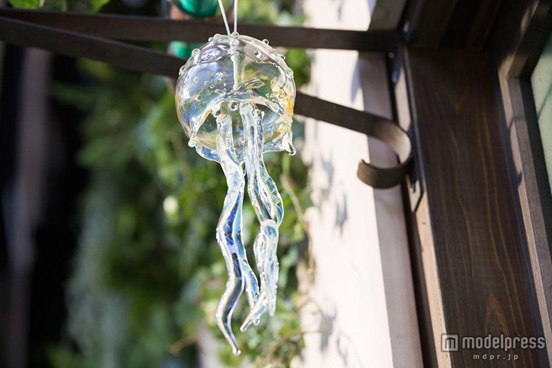 縁側にクラゲの風鈴