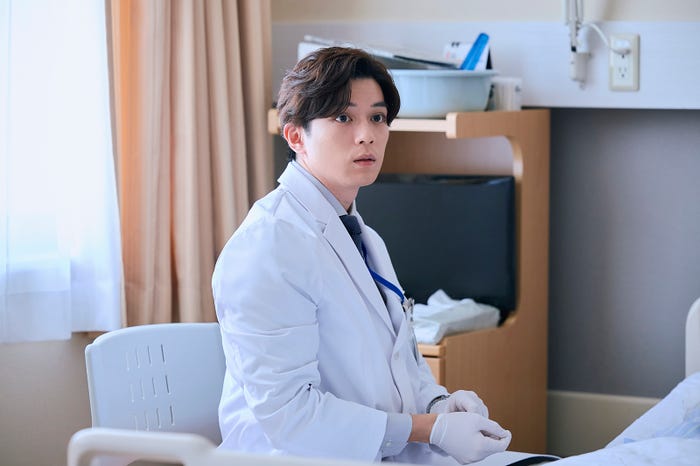 新田真剣佑「19番目のカルテ」第1話(C)TBSスパークル/TBS