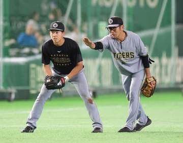 阪神がスタメン大改造 ドラフト1位・立石がプロ初三塁で先発出場 佐藤輝が右翼、森下が左翼 試合前練習から新オプションを展開