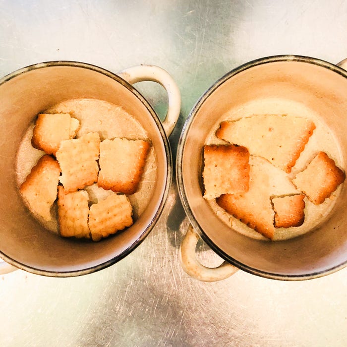 手順2:器にビスケットを入れる/画像提供:柏原歩