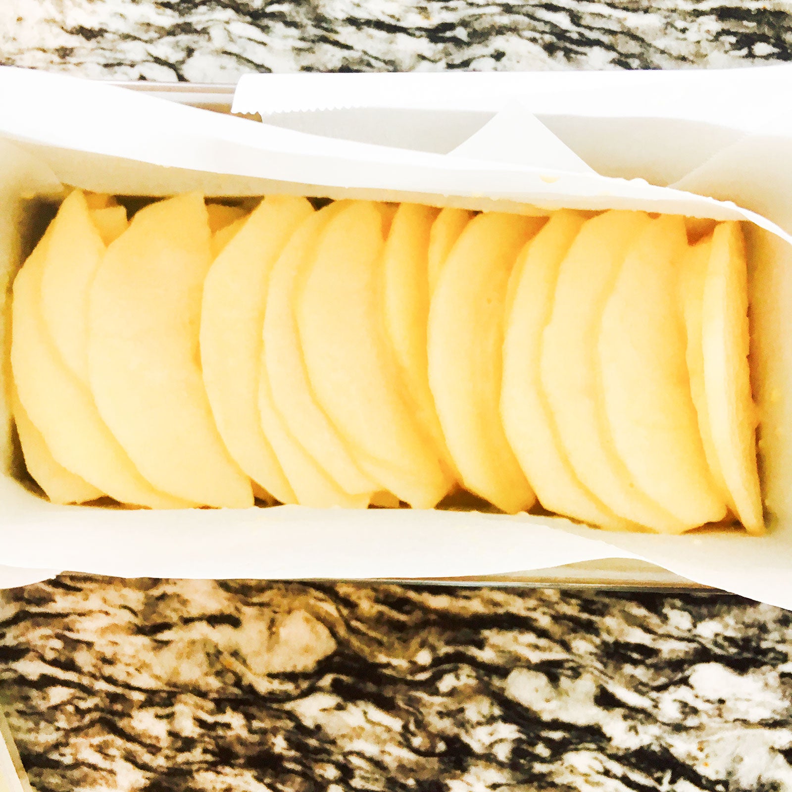 手順5：型にりんごを重ね並べる／画像提供：柏原歩