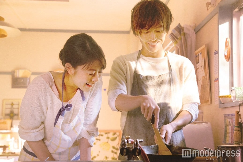 高畑充希、岩田剛典（C）2016「植物図鑑」製作委員会