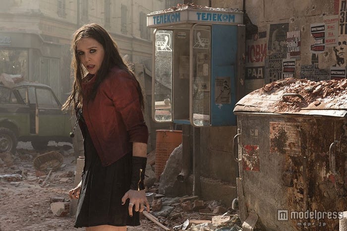 スカーレット・ウィッチ(エリザベス・オルセン)(C)Marvel 2015