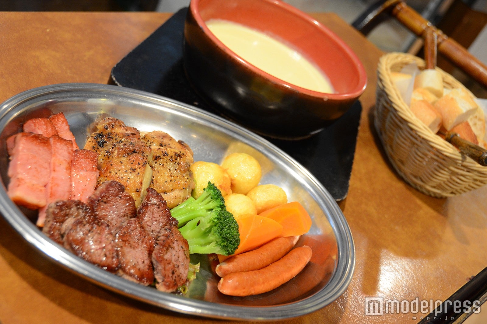 ミートフォンデュ￥2,400（C）モデルプレス