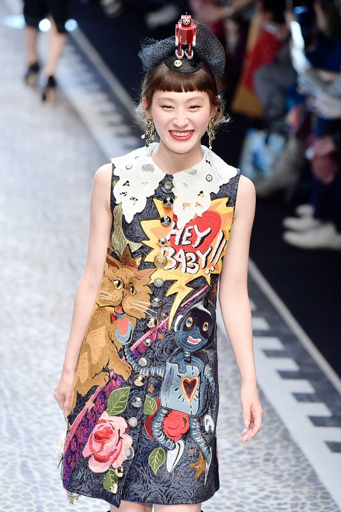 コムアイ/「ドルチェ&ガッバーナ」2017-18秋冬コレクション(写真:Getty Images)