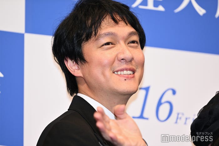 寺尾聰が持っているヴィンテージのベースギターをねだる丸山隆平(C)モデルプレス