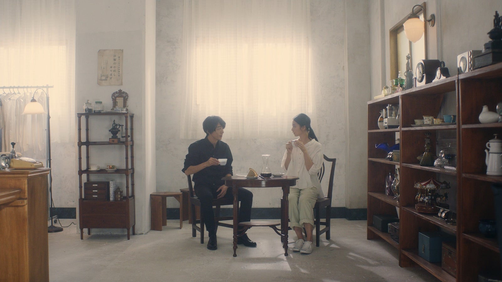 朝篇「21:25 東京発、プラハ行き」より（提供写真）