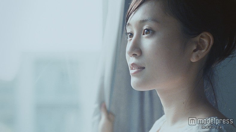 透明感あふれる美貌を披露／肌研の新CM「前田敦子 うるおいは心にも届く」篇より