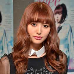 ファンとの握手会前に衣装をチェンジした鈴木えみ