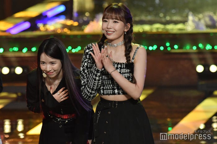 笑顔でお辞儀するマヤ(左)“CLAP CLAP”をアピールしたマユカ(C)モデルプレス