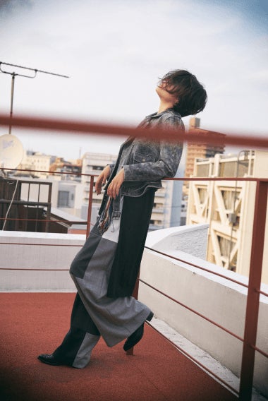 ライダースジャケット￥200,000、スリットドレス￥15,000、パッチワークパンツ￥46,000、ウェスタンブーツ￥48,000／以上FACETASM（C）TOPLOG