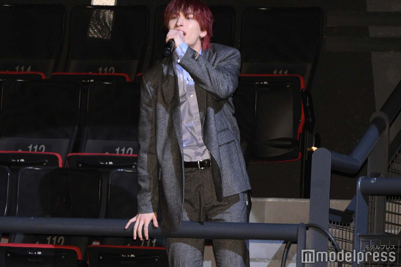 助けを求める金城碧海（C）モデルプレス