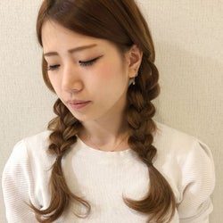 ゴムを切ってゆるっと感を。大人の可愛いおさげアレンジ