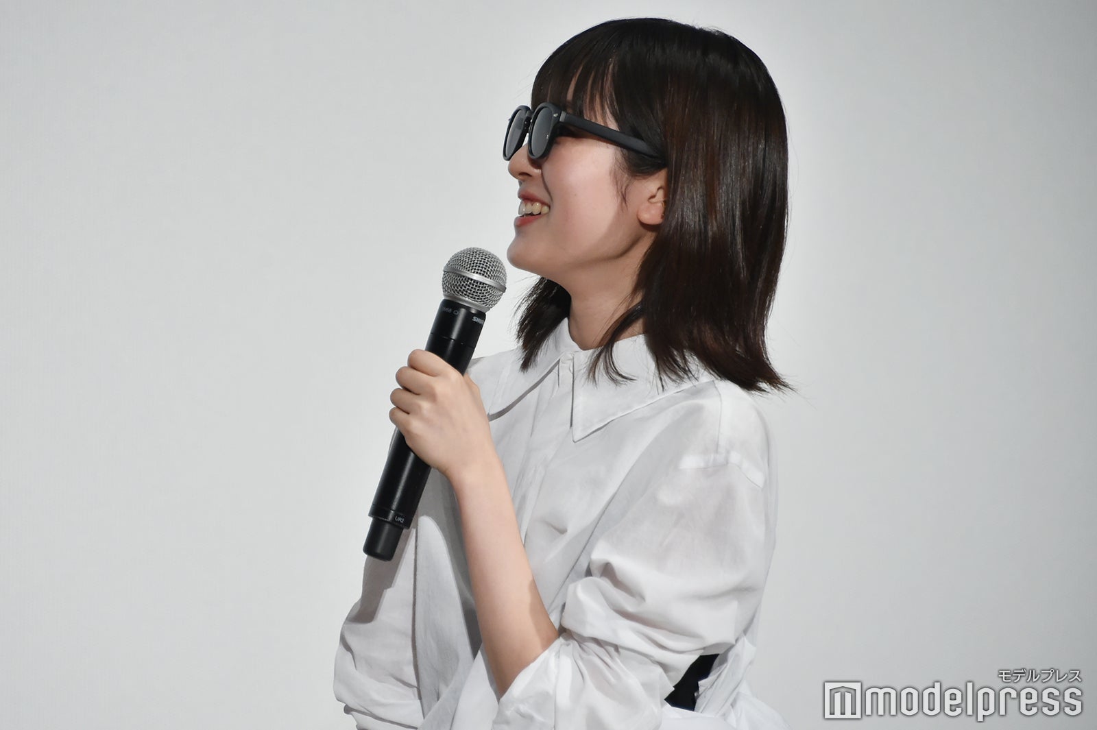 サングラスをかけると道枝駿佑から「なんかハイブランドのショーみたいな感じ（笑）」と言われた福本莉子（C）モデルプレス