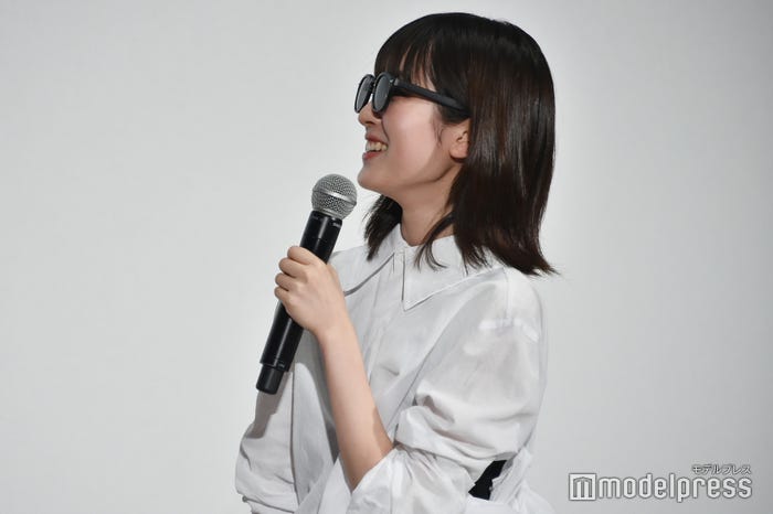 サングラスをかけると道枝駿佑から「なんかハイブランドのショーみたいな感じ(笑)」と言われた福本莉子(C)モデルプレス