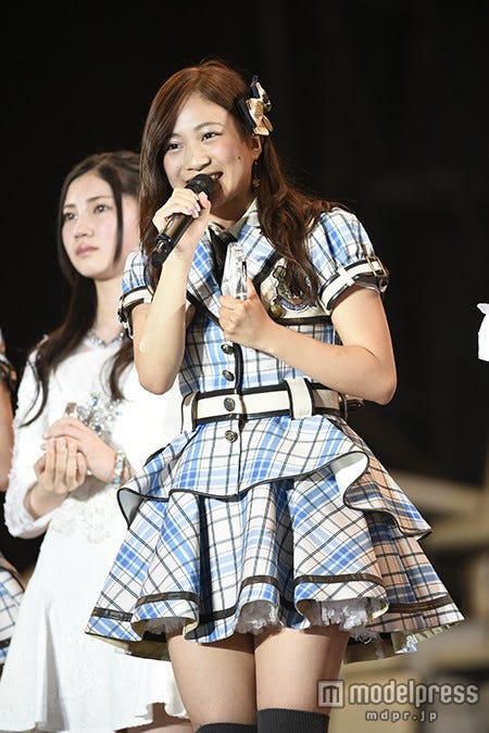 「アップカミングガールズ」のセンターを務める斉藤真木子(C)AKS