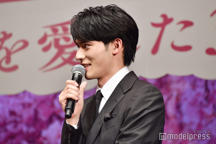 成田凌から「耳真っ赤よ」とツッコまれたときの岡田健史(C)モデルプレス