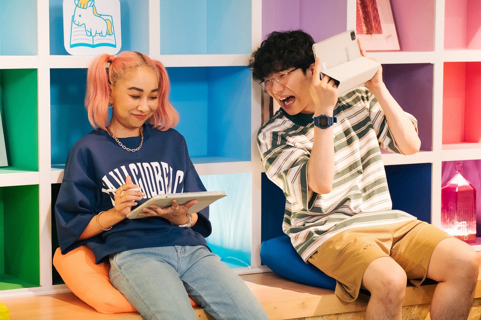 青山テルマ、前原滉／「ユニコーンに乗って」第3話より（C）TBS／撮影：加藤春日