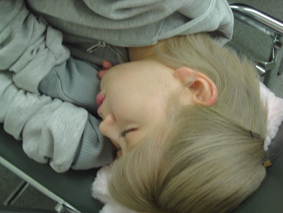 NiziUアヤカ、リクの“ドアップ寝顔”激写「寝てる姿までキュート」「天使」の声