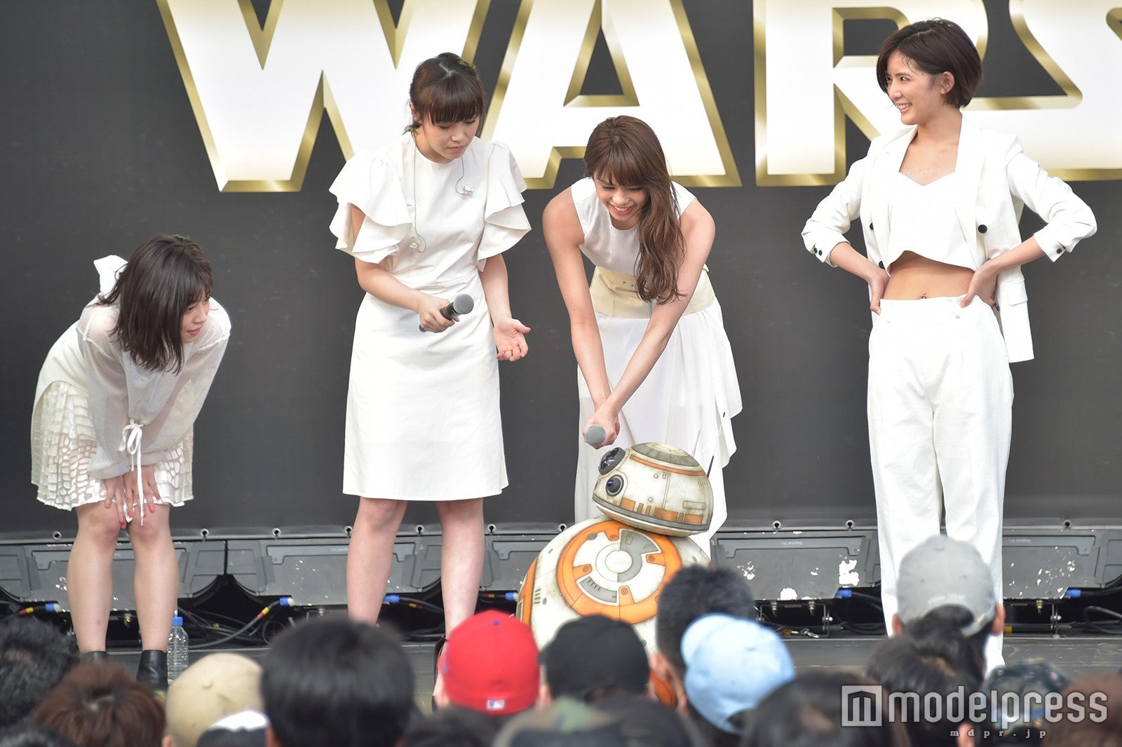 BB-8と戯れる （C）モデルプレス