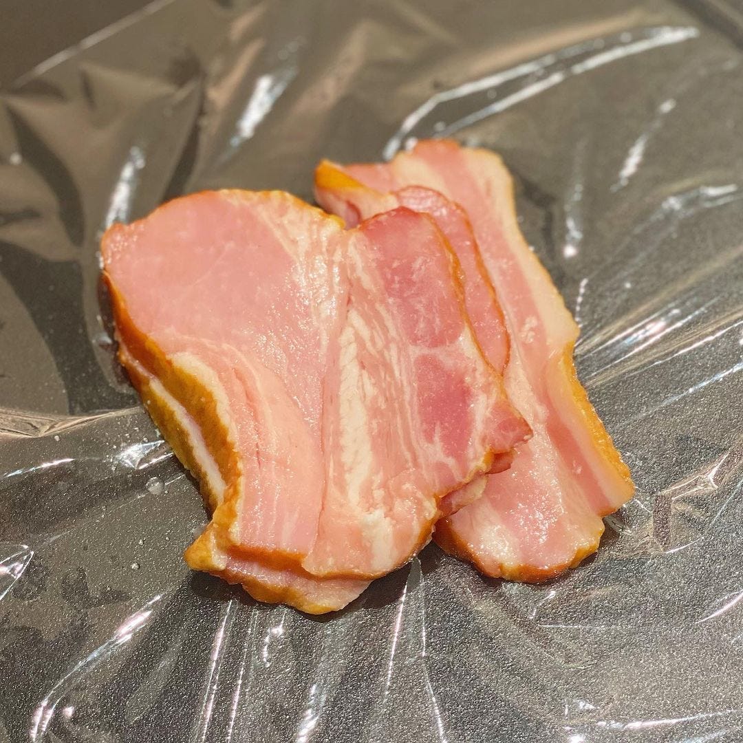 ラップの上に数枚出した、コストコの「アップルベーコン」