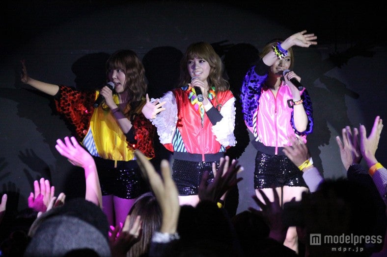 ミニライブで新曲を披露したORANGE CARAMEL（左から）レイナ・リジ・ナナ