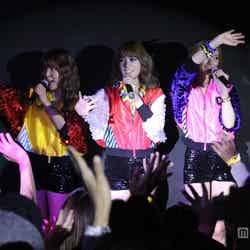 ミニライブで新曲を披露したORANGE CARAMEL（左から）レイナ・リジ・ナナ