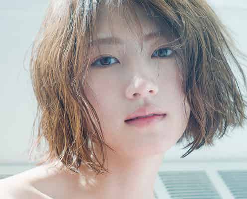 若月佑美、デコルテ輝くセクシー&クールなカバー写真公開 ポストカードですっぴん美も披露