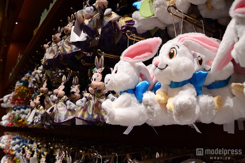 イースターバニーぬいぐるみバッジ￥1600／ディズニーランド