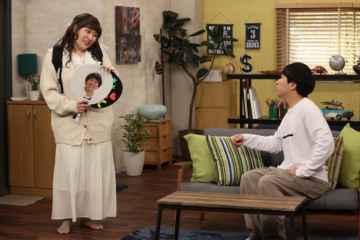 (左から)丸山礼、秋山寛貴(C)フジテレビ