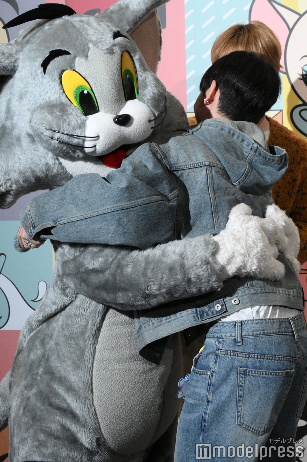 トムとハグするJAEHYUN（ジェヒョン）（C）モデルプレス