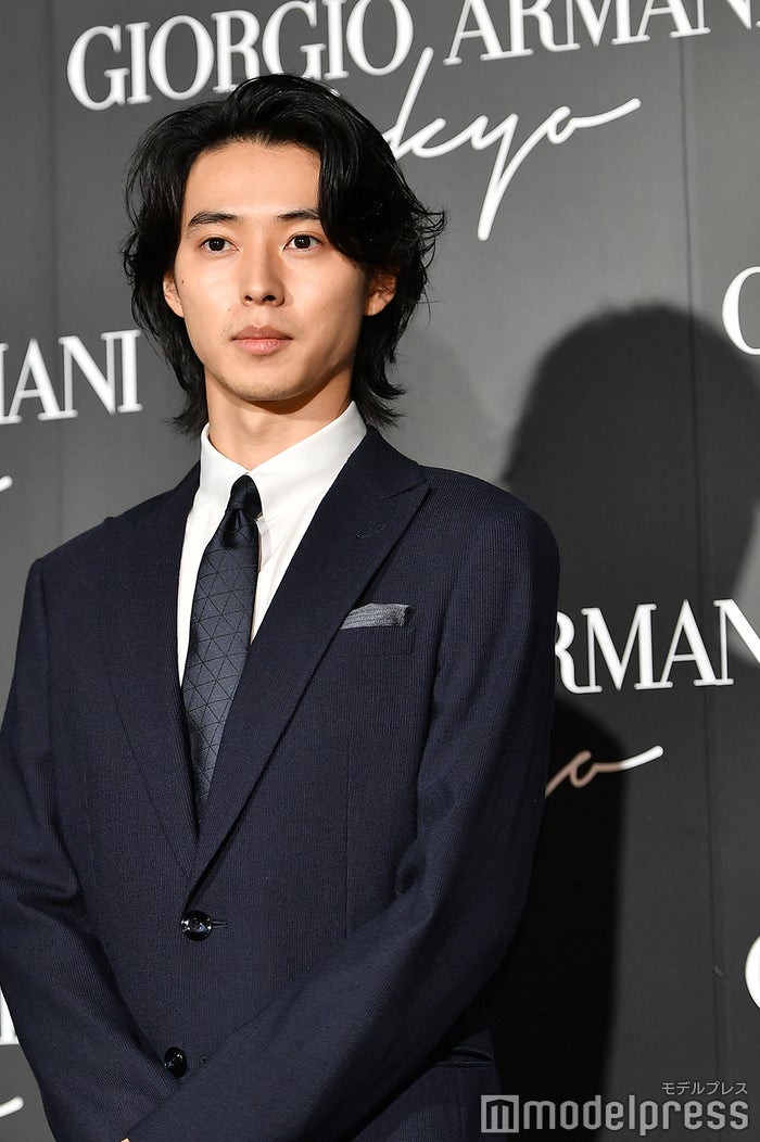 山崎賢人 アルマーニ スーツで颯爽登場 クールな眼差しで応える モデルプレス 山崎賢人 アルマーニ スーツで颯爽登場 クールな眼差しで応える モデルプレス