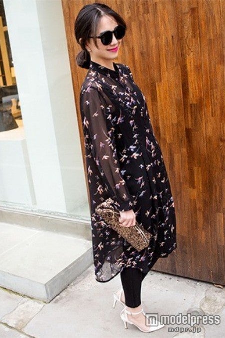 透け感で程よく肌見せ　ブラックシフォンロングシャツ「HONEY」3,768円（税込）