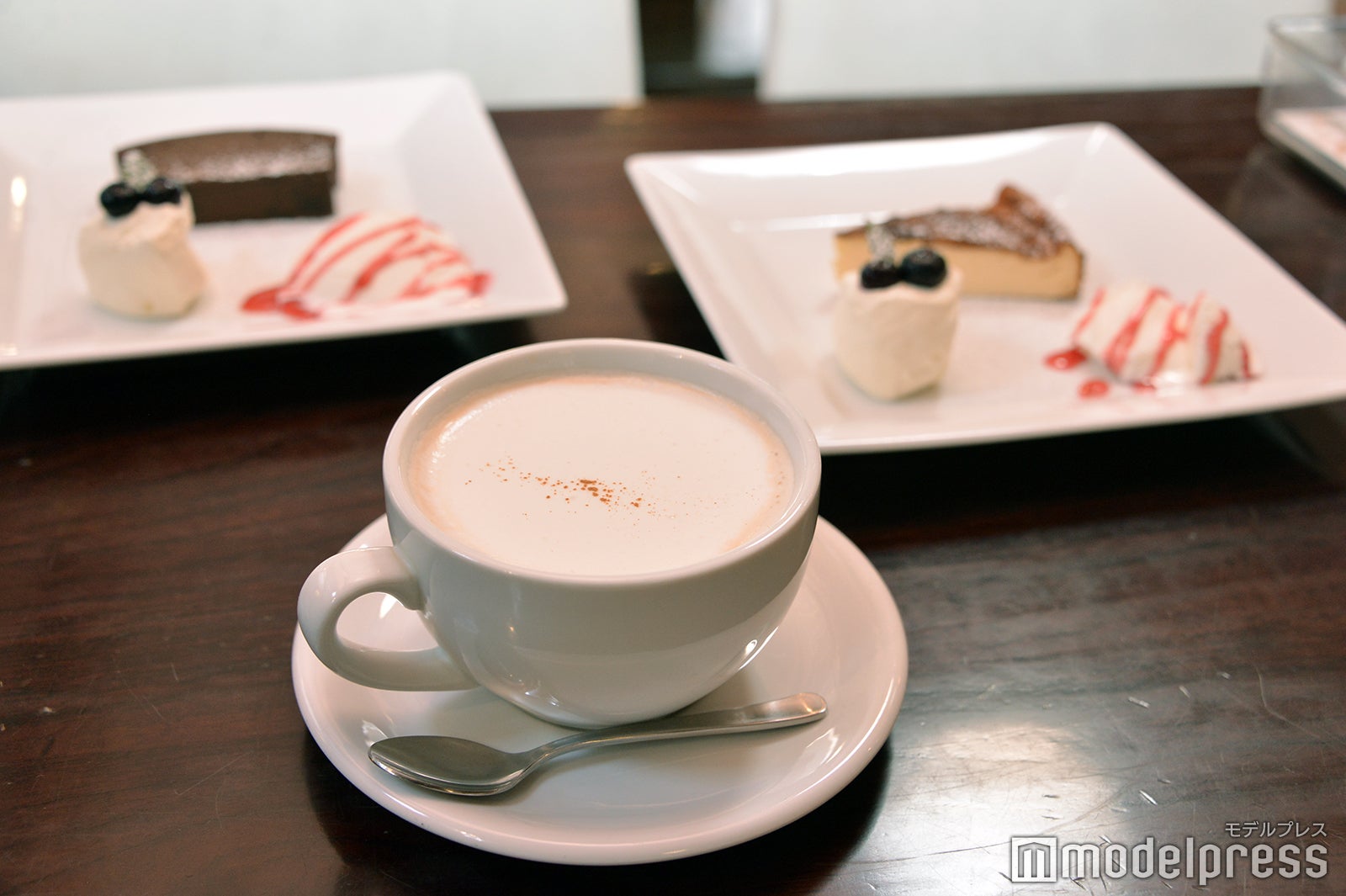 カフェ・オーレ715円、ケーキプレート各1,320円（C）モデルプレス