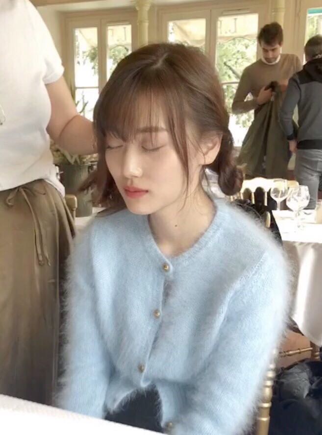 山下美月、ヘアセット中もすやすや（提供写真）