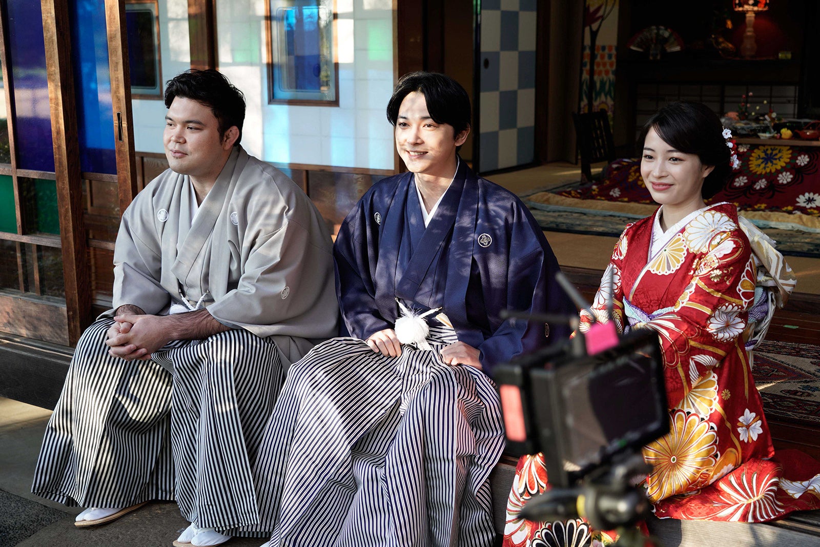 ウルフ・アロン、吉沢亮、広瀬すず／「お正月を写そう 2022 チェキ・エモい写真」篇メイキングより（提供写真）