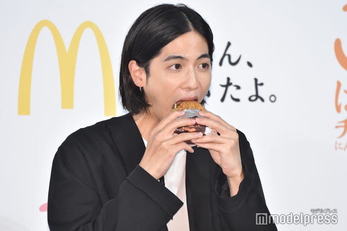 ごはんバーガーにかぶりつく志尊淳 (C)モデルプレス